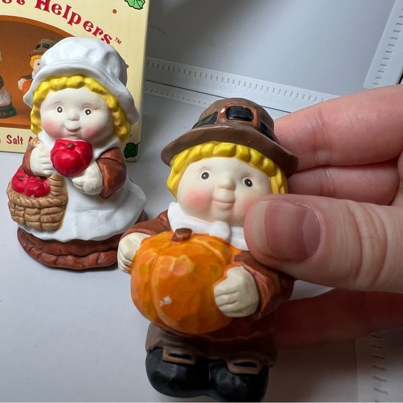 Li'l Harvest Helpers Pilgrim Boy & Girl Salt and Pepper Shakers in Original Box - Picture 2 of 7